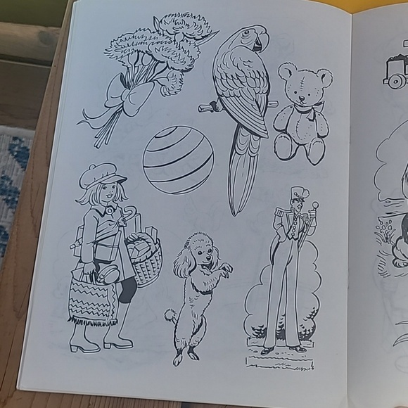 Pair of vintage coloring books - Picture 15 of 17